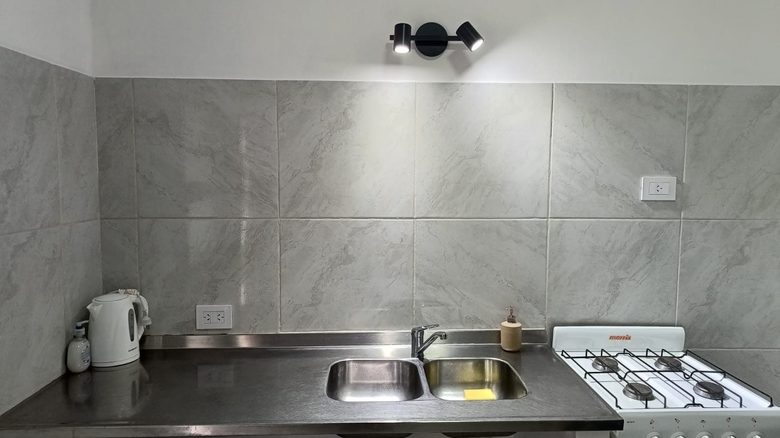 Cocina equipada con bacha, cocina y anafe